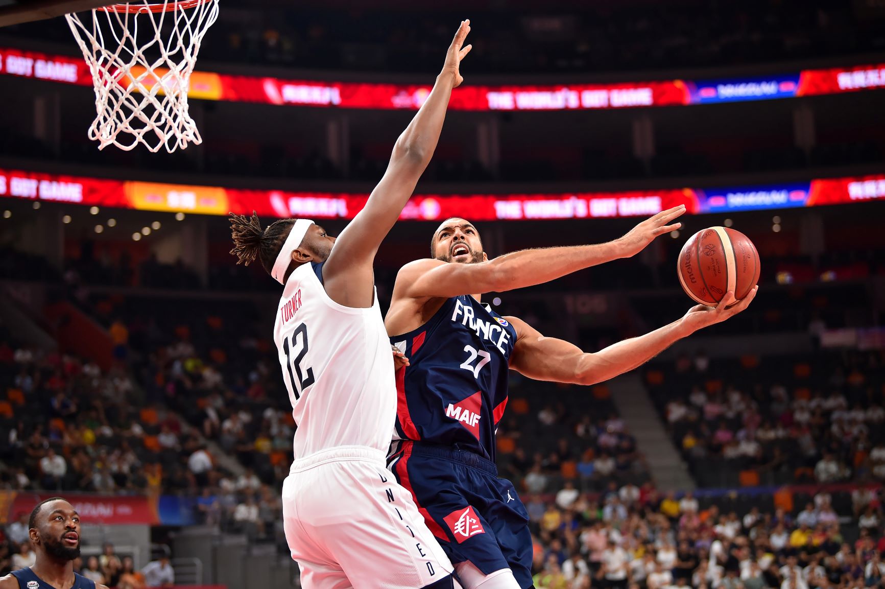 今夜NBA总决赛传出新动向；武汉三镇更衣室发声；管理层表态——引发热议；轮换策略成焦点的简单介绍